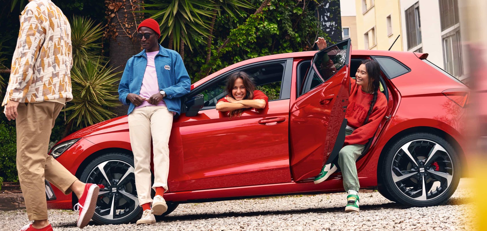 Amics que passen l'estona amb SEAT Ibiza desiree de color vermell