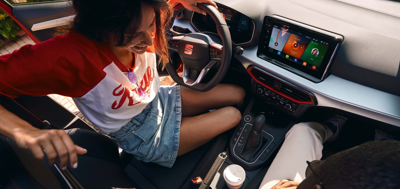 Dona asseguda a l'interior d'un SEAT Ibiza amb el volant