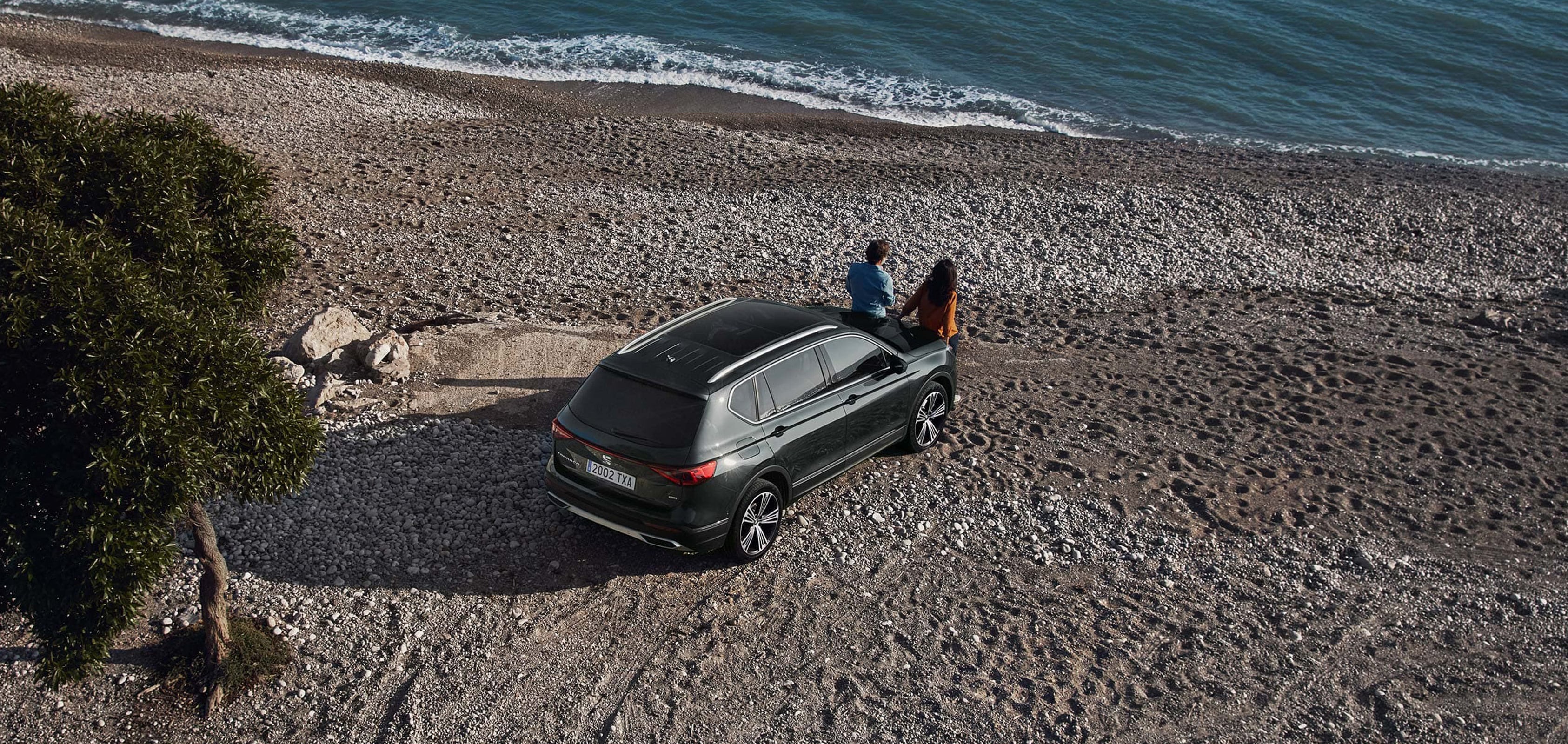 SEAT new car services and maintenance – Man standing behind admiring the SUV SEAT Ateca