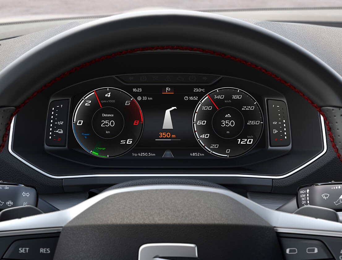The SEAT Tarraco dashboard and steering wheel