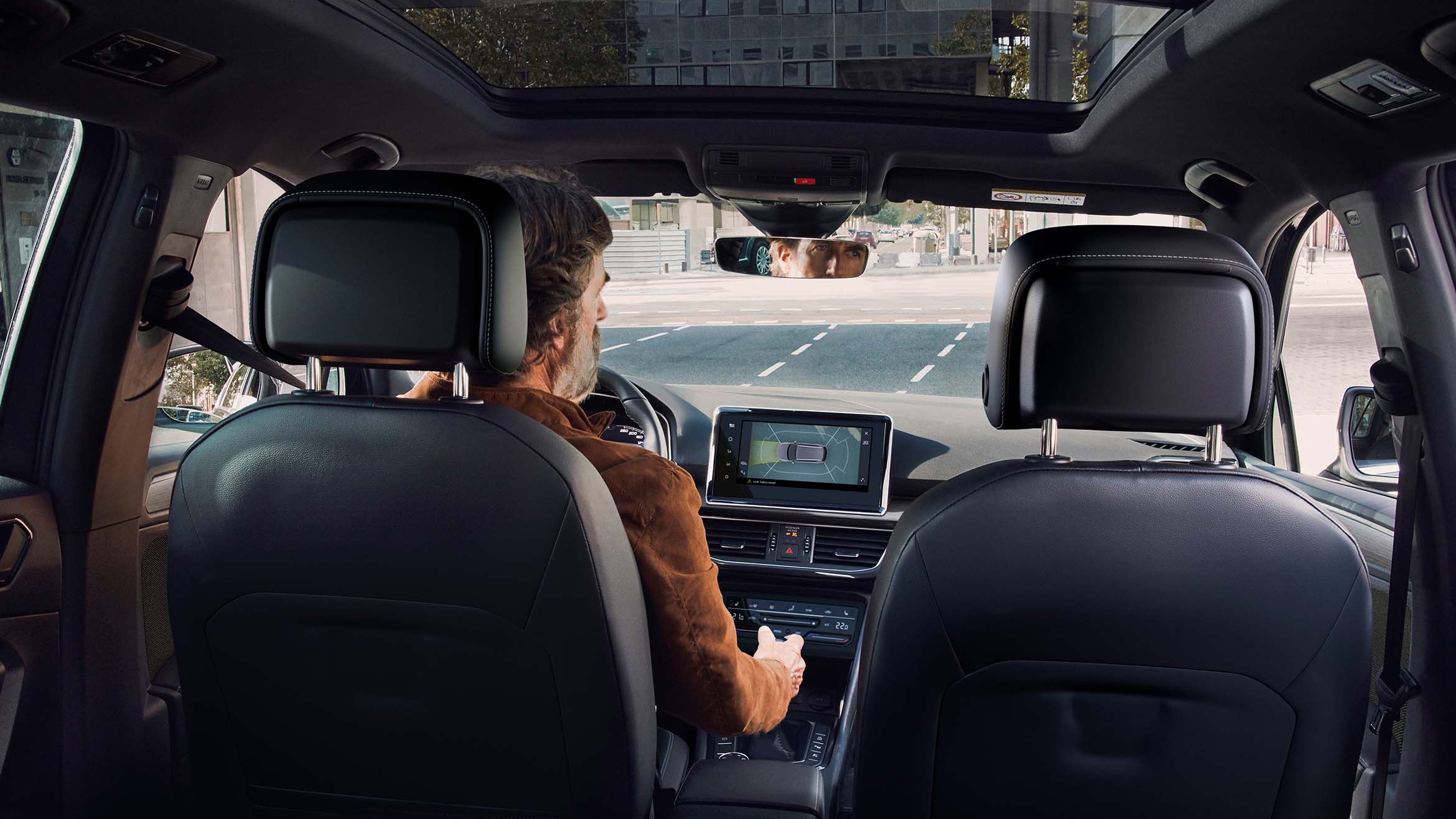 Man driving the new SEAT Tarraco XPERIENCE 