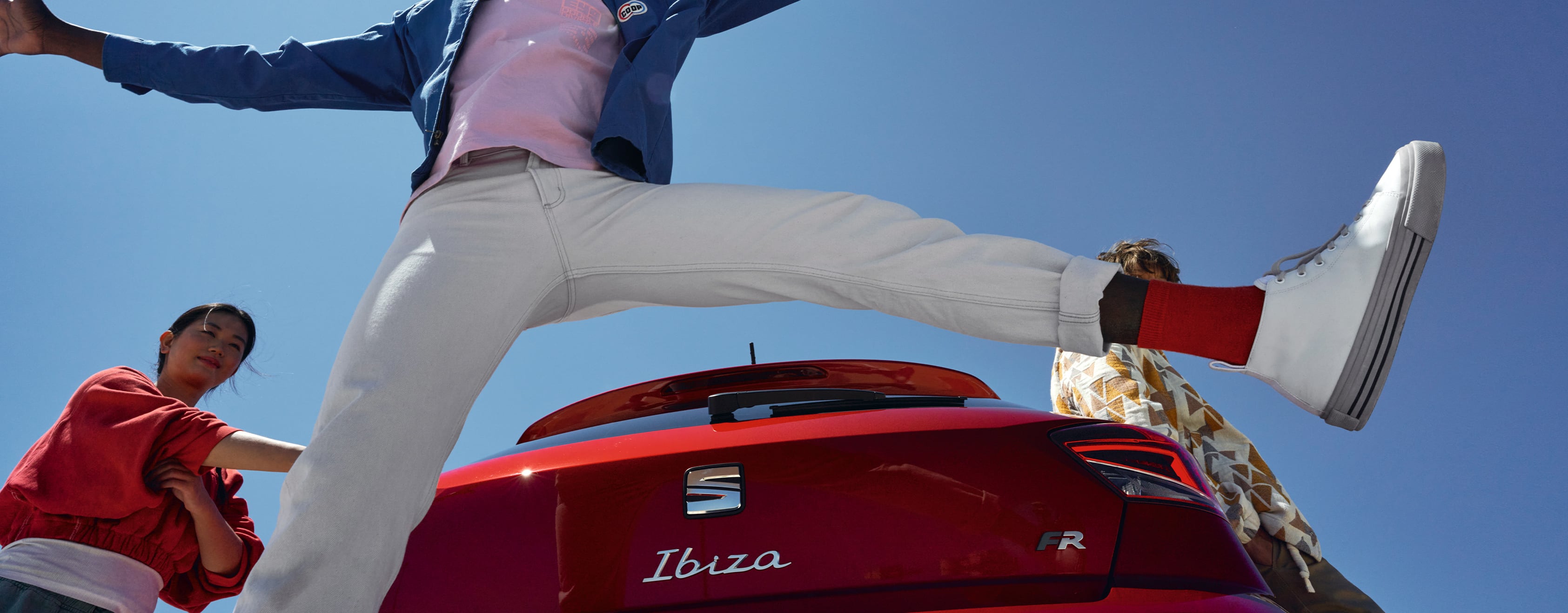Home, saltant per darrere de SEAT Ibiza disseny de color vermell FR