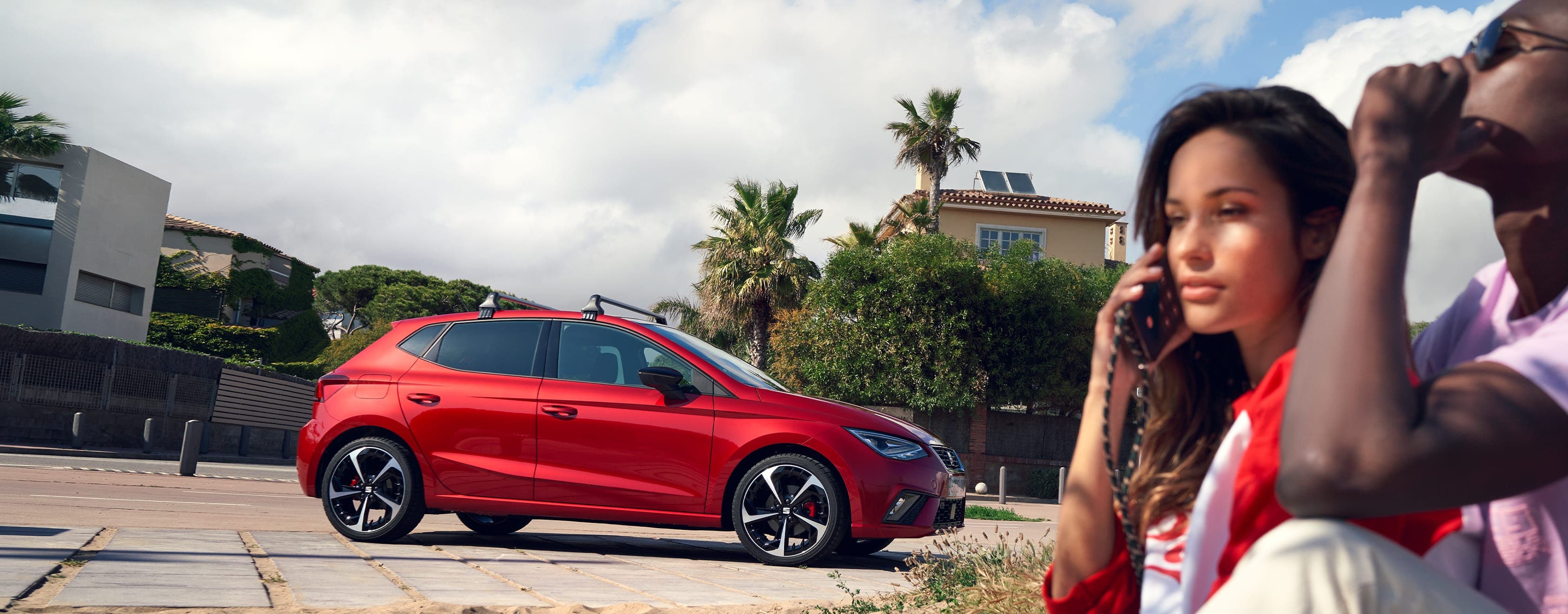 SEAT Ibiza estacionat mentre una parella demana ajuda