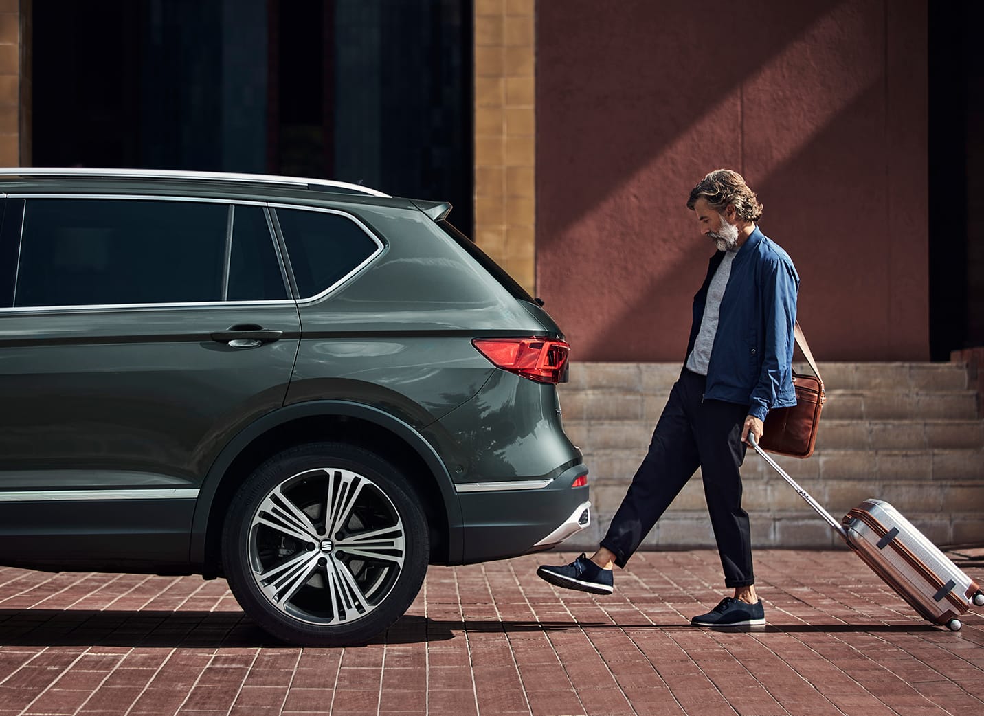 New SEAT Tarraco SUV 7 seater technology tailgate with virtual pedal