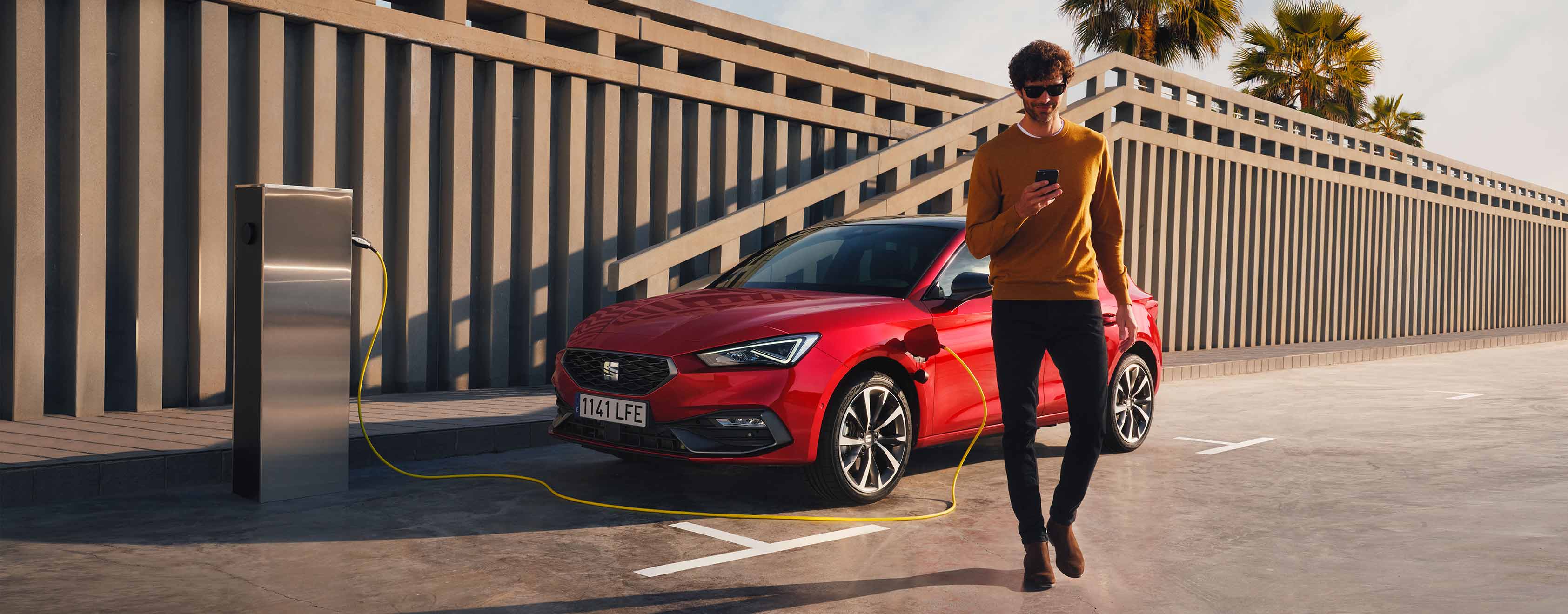 Man walking connect SEAT Leon 5D eHybrid